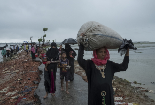Agosto de 2017 | Em apenas duas semanas, a partir de 25 de agosto de 2017, ao menos 146 mil rohingyas fugiram para Bangladesh. Eles sairam do estado de Rakhine, em Mianmar, após as “operações de varredura” do exército de Mianmar contra a população rohingya atingirem altos níveis de violência. A onda de refugiados se somou às centenas de milhares de rohingyas que já haviam cruzado a fronteira em anos anteriores. A maioria dos recém-chegados abrigou-se em acampamentos improvisados sem acesso adequado a moradia, alimentos, água limpa ou latrinas.